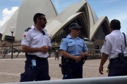 Police and security staff stand in front of the Sydney Opera House on January 14, 2016. (File photo: Reuters)