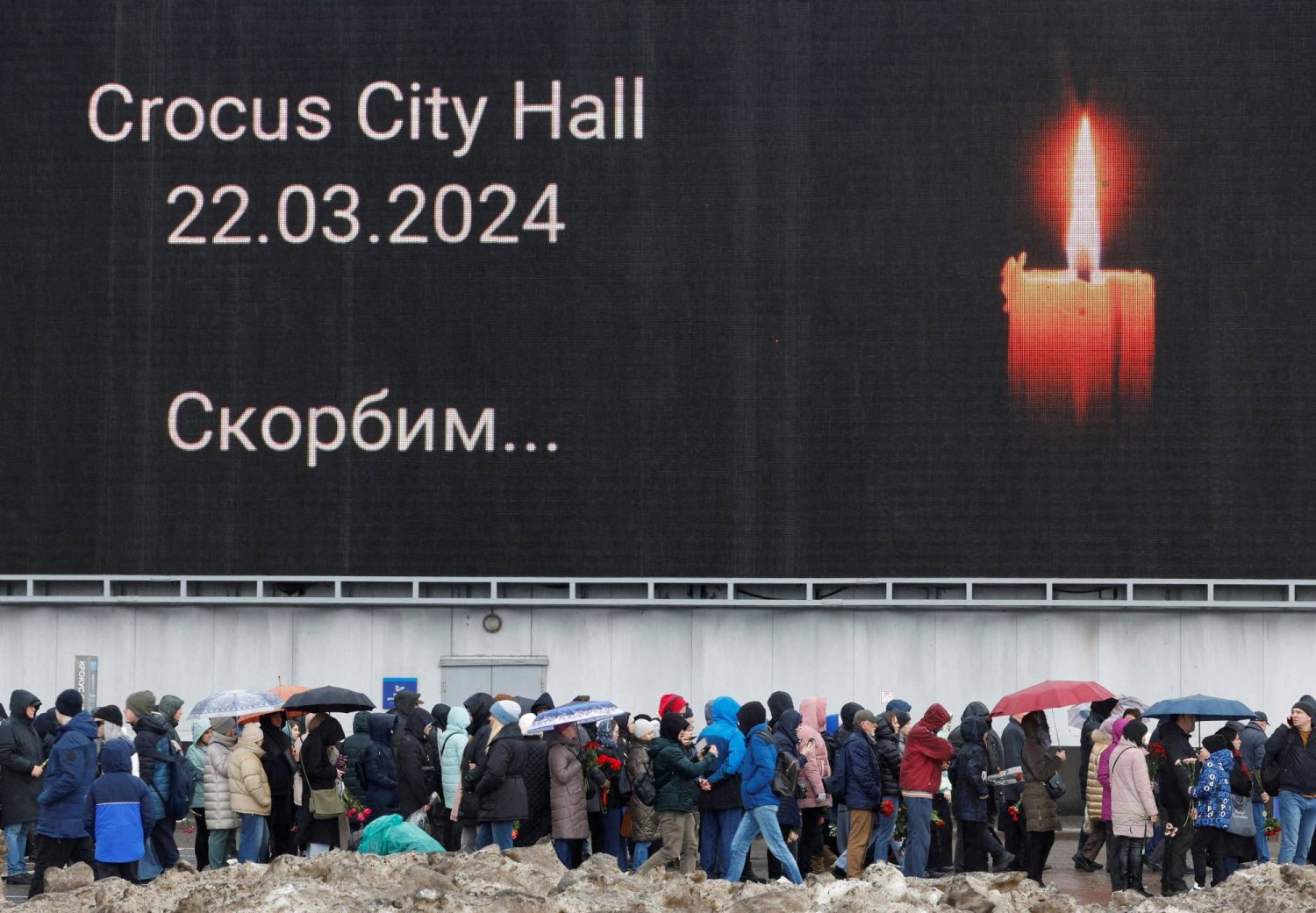 People line up to lay flowers at a makeshift memorial to the victims of a shooting attack set up outside the Crocus City Hall concert venue in the Moscow Region, Russia, March 24, 2024. REUTERS/Maxim Shemetov/File Photo