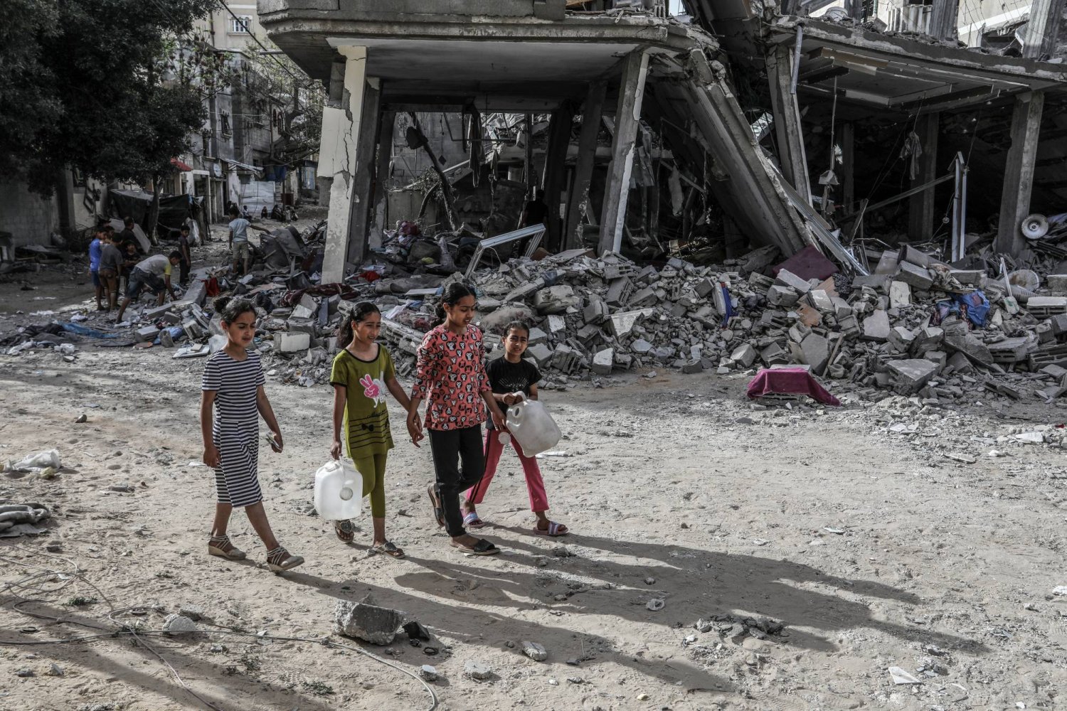 25 April 2024, Palestinian Territories, Rafah: Palestinians children walk next to a destroyed house following an Israeli airstrike. Photo: Abed Rahim Khatib/dpa