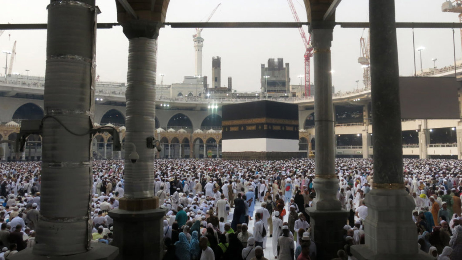  Muslim worshipers perform the holy Hajj in Makkah (AFP PHOTO AHMAD GHARABLI)