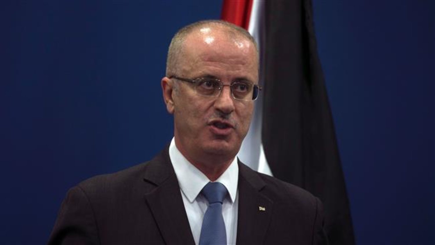 Palestinian Prime Minister Rami Hamdallah (R) speaks during a joint press conference at the Palestinian Authority headquarters in the West Bank city of Ramallah on April 25, 2017. (Photo by AFP)