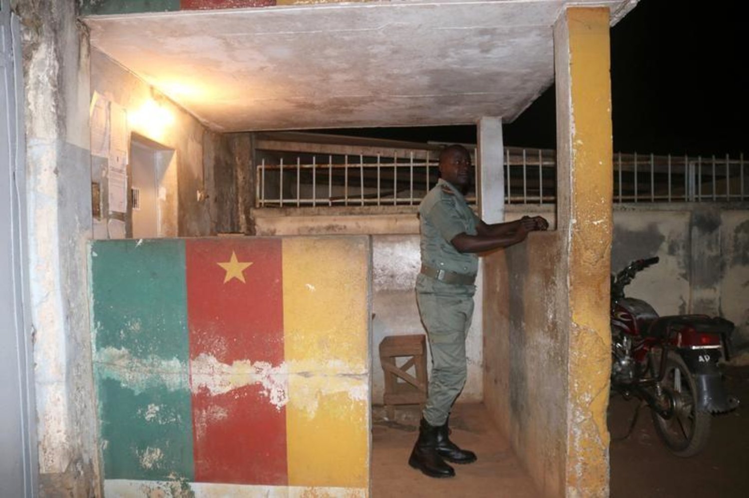 FILE PHOTO: A security forces member stands in guard during the release of Anglophone activists at the prison of Yaounde,Cameroon, September 1, 2017. REUTERS/Stringer