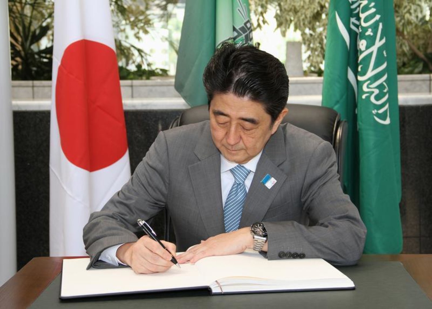 Japanese Prime Minister Shinzo Abe signs a business agreement after a conference at King Abdulaziz University in Jeddah, May 1, 2013. (Reuters)