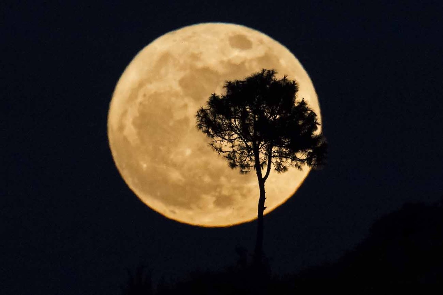 The 'supermoon' over Heho, in Myanmar's Shan state. (AFP / Ye Aung Thu)