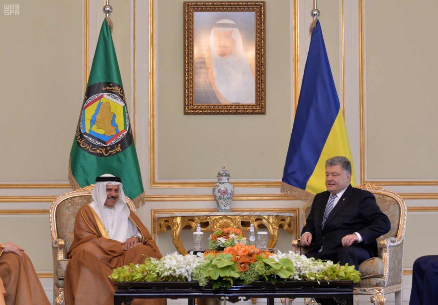President Petro Poroshenko of the Republic of Ukraine and GCC Secretary-General Abdullatif bin Rashid al-Zayani (SPA)