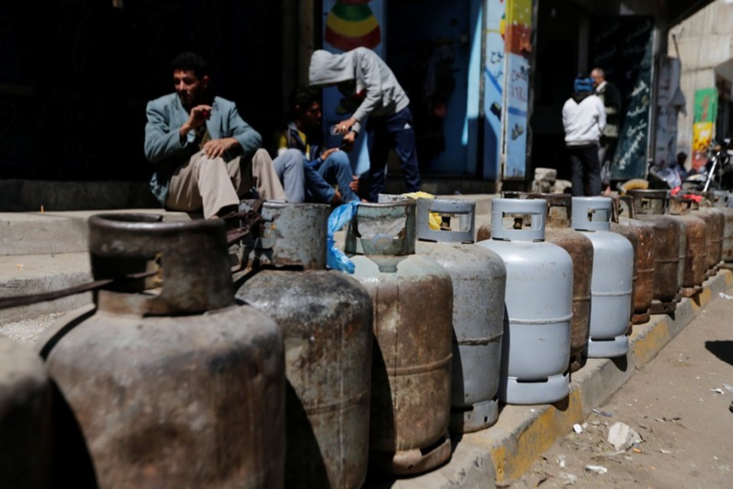 Cooking gas cylinders are lined up outside a gas station amid supply shortage in Sanaa, Yemen November 7, 2017. REUTERS/Khaled Abdullah Reuters