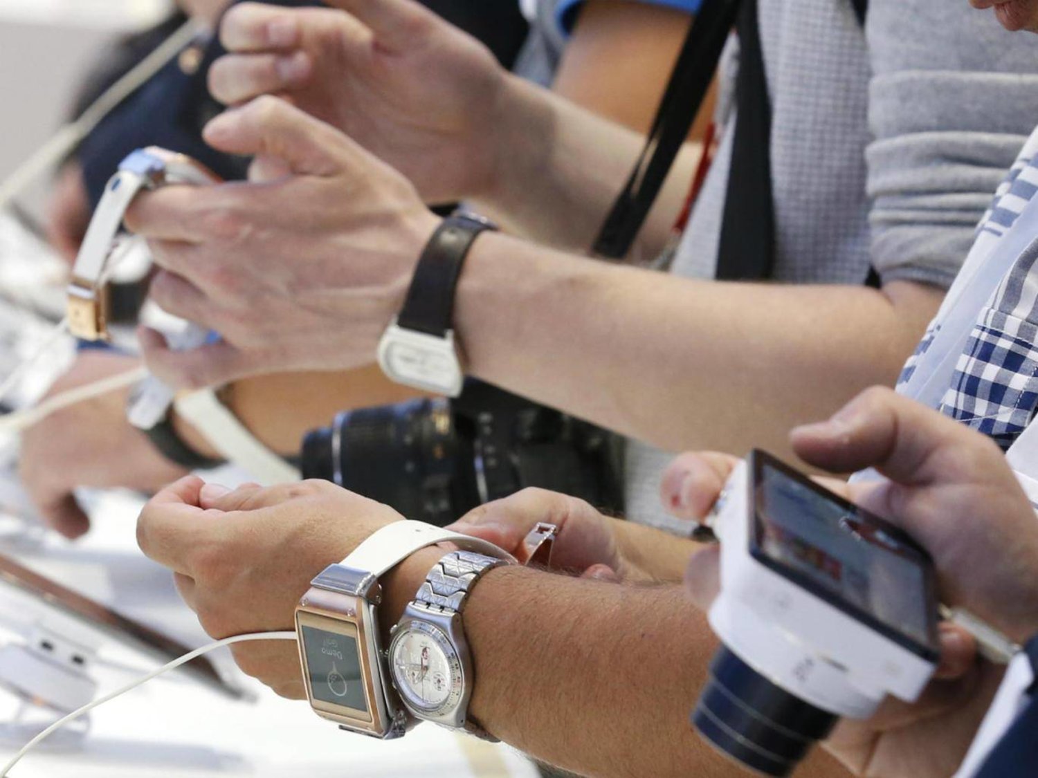  Journalists check out the Samsung Galaxy Gear smartwatch at the
booth of Samsung during a media preview day at the IFA consumer
electronics fair in Berlin, September 5, 2013 / REUTERS/Fabrizio
Bensch