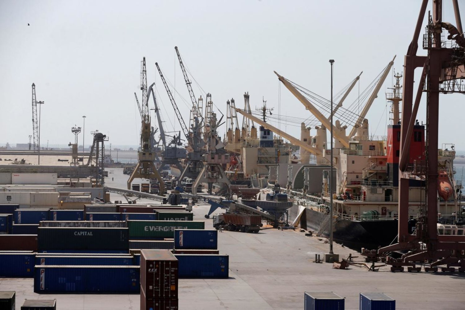 Ships are unloaded at the Red Sea port of Hodeidah, Yemen November 16, 2016. REUTERS/Khaled Abdullah/File Photo