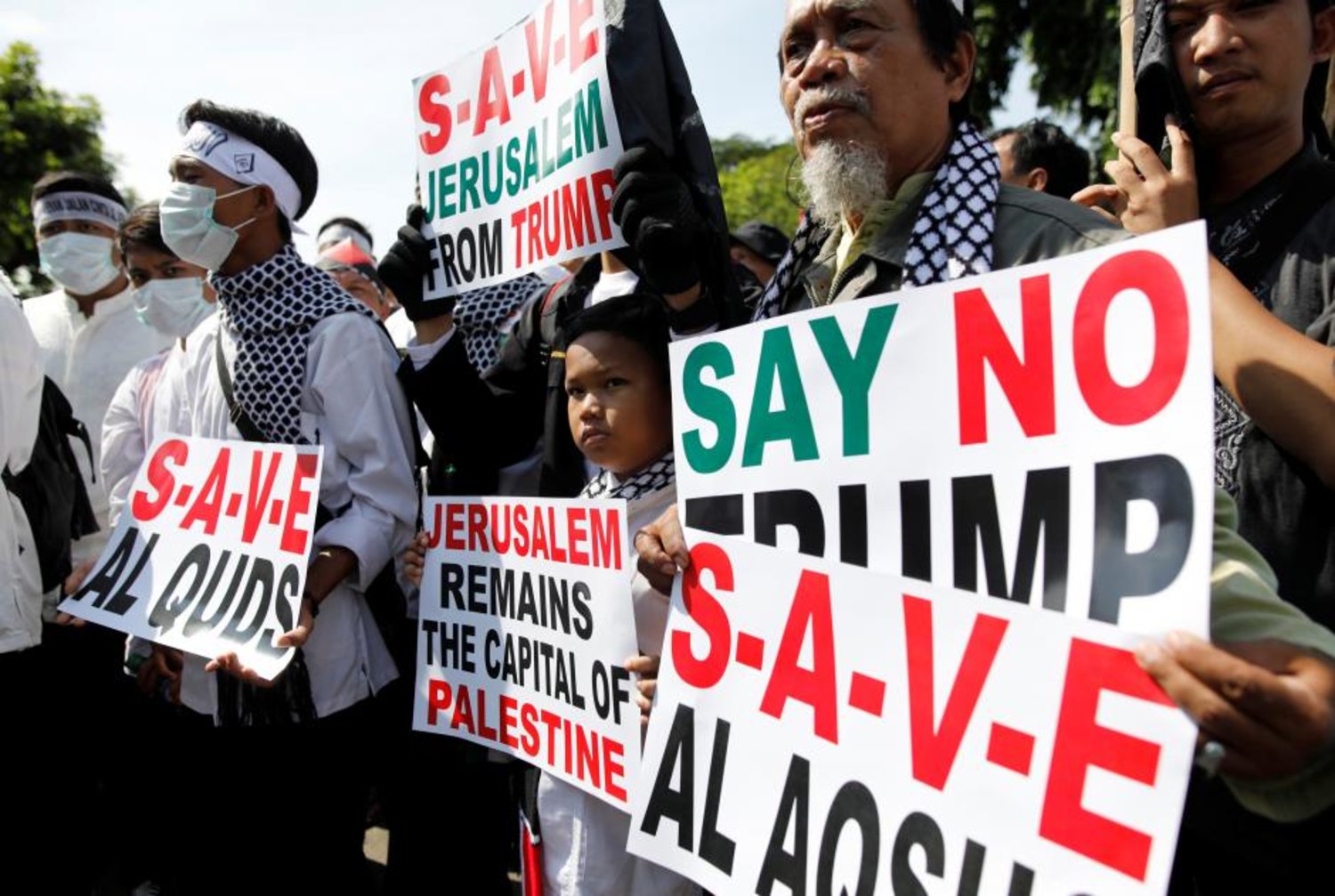 Muslim groups protest to condemn Washington's decision to recognize Jerusalem as Israel's capital outside the US embassy in Jakarta, Indonesia December 8, 2017. (Reuters)