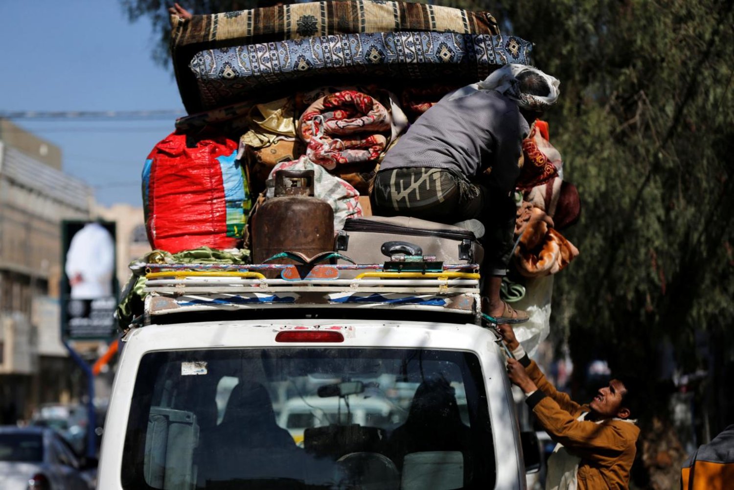 People load belongings on a van as they evacuate their house located on a street where Houthis have recently clashed with forces loyal to slain Yemeni former president Ali Abdullah Saleh in Sana'a, Yemen December 6, 2017. REUTERS/Khaled Abdullah