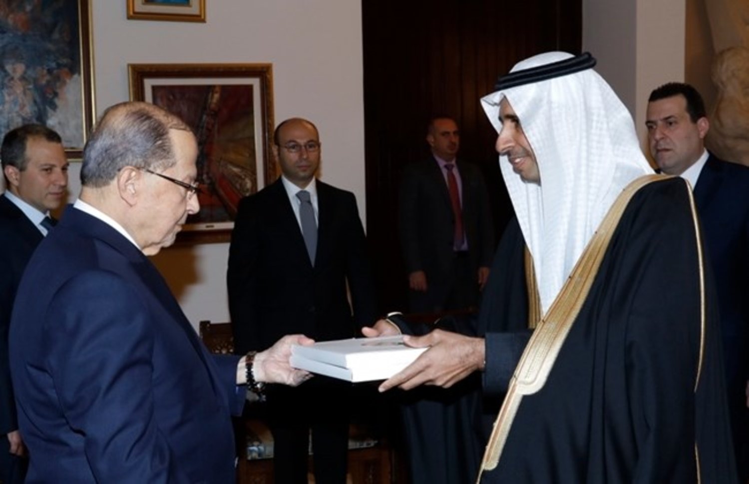 The ambassador presenting his credentials to Aoun. Dalati and Nohra photo
