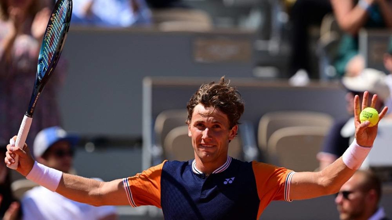 Norway's Casper Ruud celebrates his victory over Italy's Giulio Zeppieri during their men's singles match on day five of the Roland-Garros Open tennis tournament at the Court Philippe-Chatrier in Paris on June 1, 2023. (AFP) 