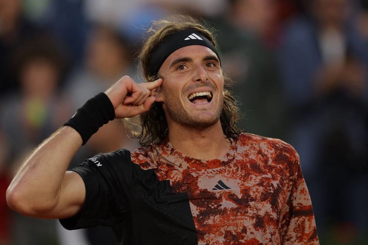Greece's Stefanos Tsitsipas celebrates his victory over Argentina's Diego Schwartzman during their men's singles match on day six of the Roland-Garros Open tennis tournament at the Court Suzanne-Lenglen in Paris on June 2, 2023. (AFP) 
