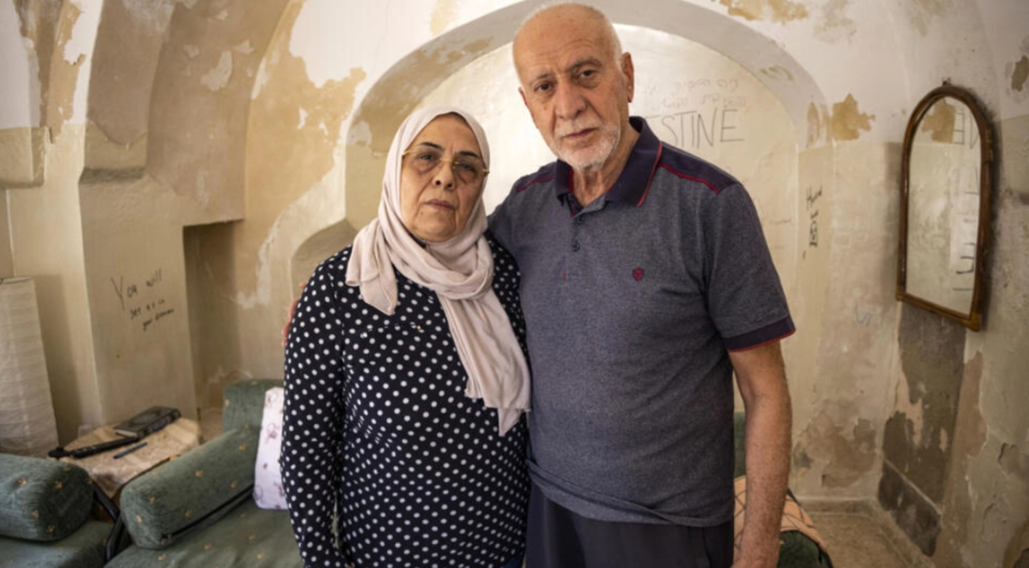 Palestinian couple Nora and Mustafa Sub Laban pose for a picture in their home in the walled Old City of Israeli-annexed east Jerusalem, which they are set to lose of Jewish settlers after a 45-year legal battle © MENAHEM KAHANA / afp/AFP
