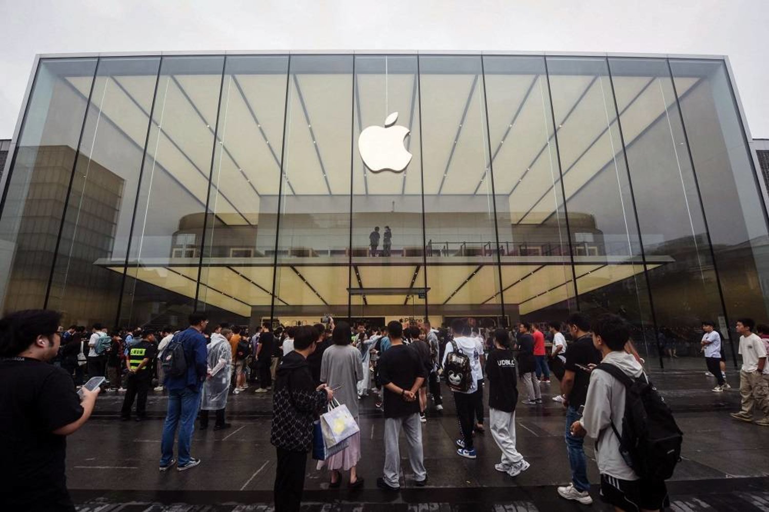 People line up to purchase newly-launched iPhone 15 mobile phones at an Apple store in Hangzhou, in China's eastern Zhejiang province on September 22, 2023. (AFP)