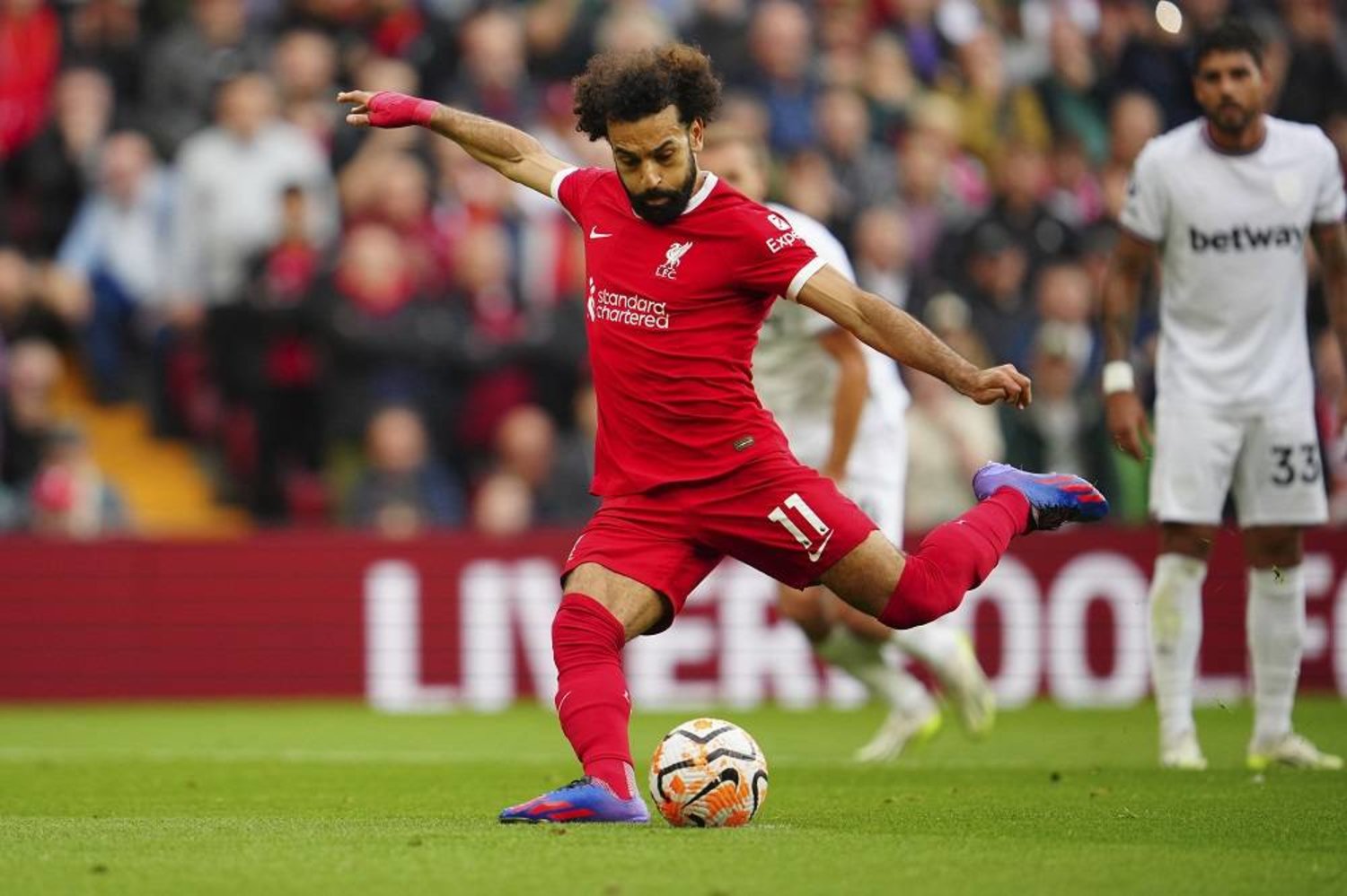  Liverpool's Mohamed Salah scores his side's opening goal from a penalty kick during the English Premier League soccer match between Liverpool and West Ham at the Anfield stadium in Liverpool, England, Sunday, Sept. 24, 2023. (AP)