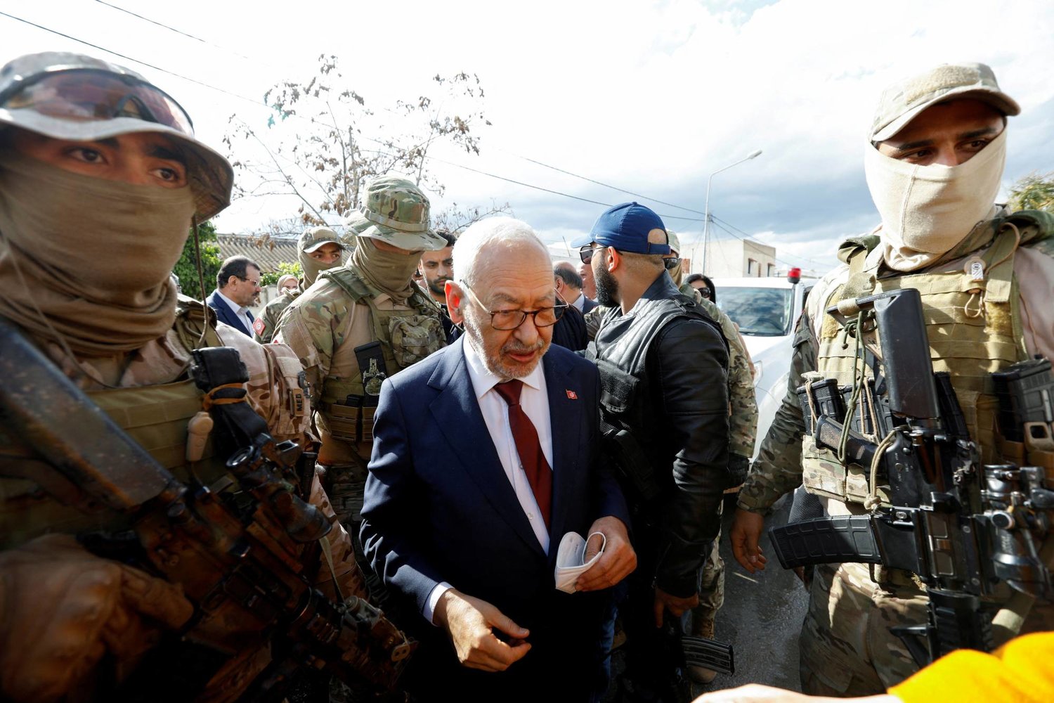 FILE PHOTO: Tunisia's Rached Ghannouchi is surrounded by presidential guard members upon his arrival for questioning after he was summoned by Tunisian anti-terrorism police in Tunis, Tunisia April 1, 2022. REUTERS/Zoubeir Souissi/File Photo