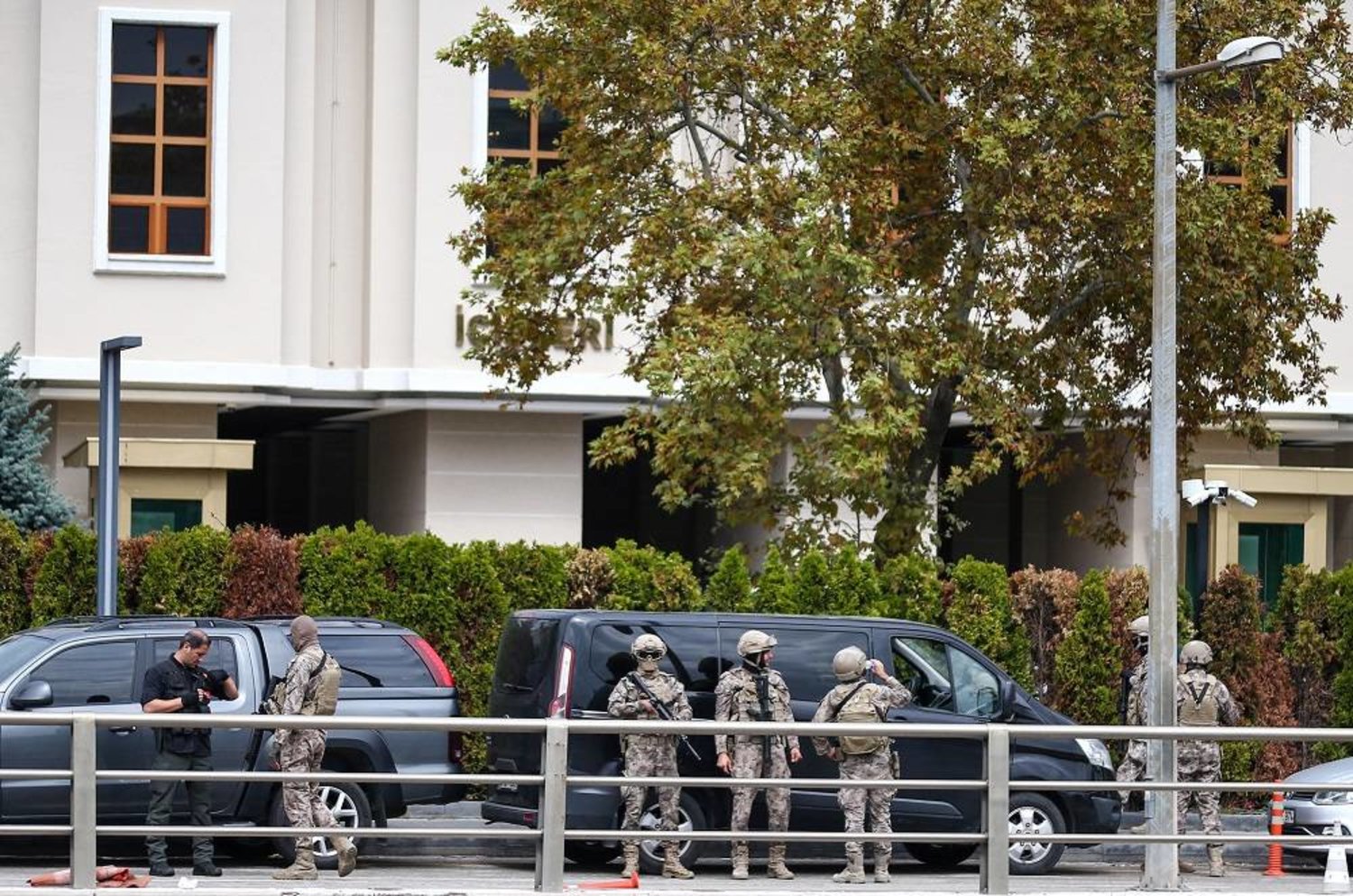  Members of the Turkish Police Special Forces stand guard in front of the Interior Ministry following a bomb attack in Ankara, Türkiye October 1, 2023. (Reuters)