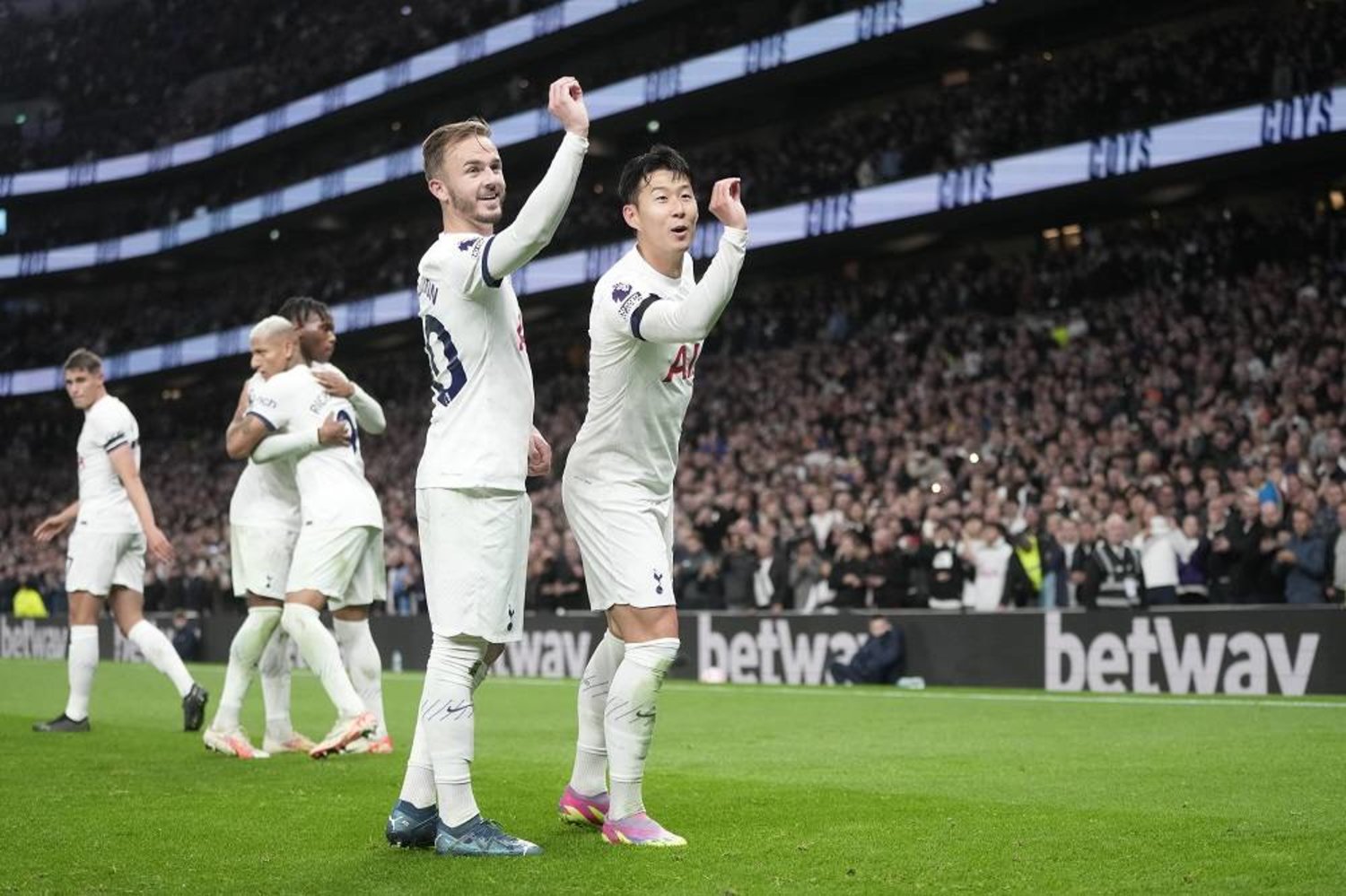 Son Delivers Best Impression of Kane to Lead Spurs to Win Over Fulham, Top  of Premier League