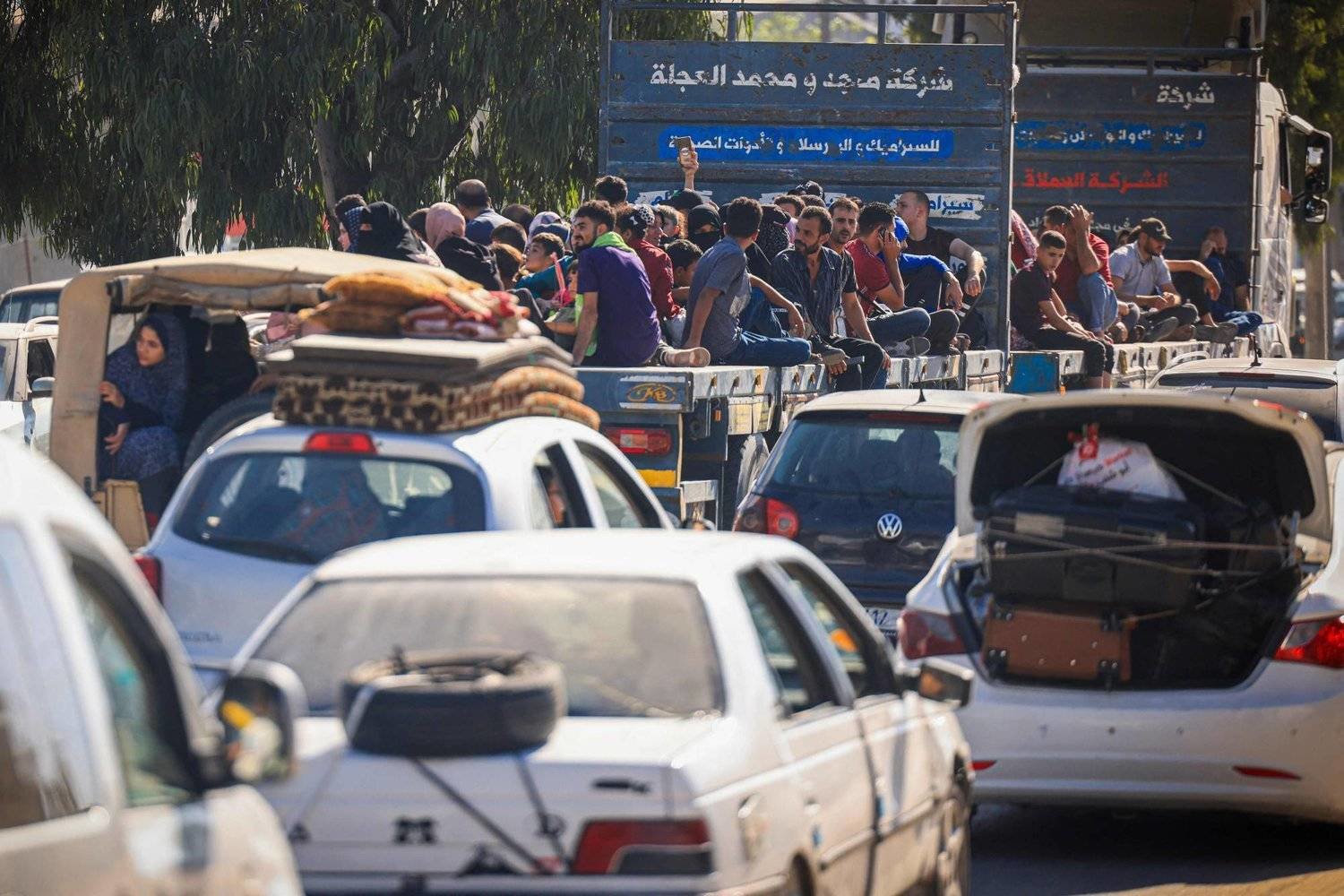 Palestinians flee from Gaza City to the south at the beginning of the Israeli war on the Strip. (AFP) 