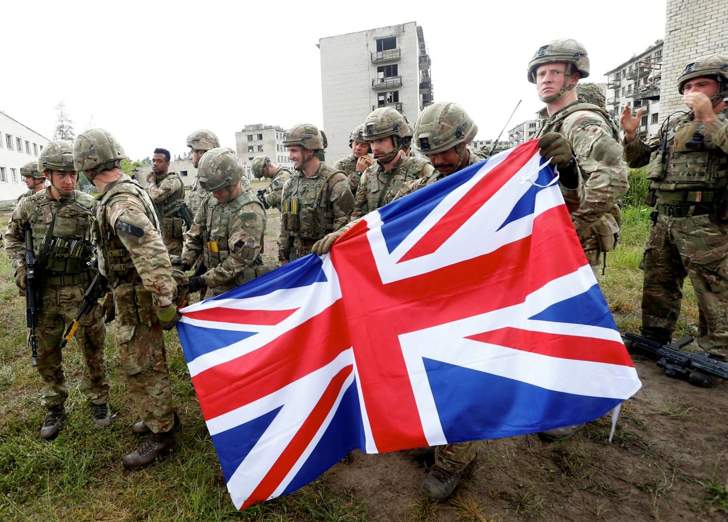 British servicemen hold Union Jack after the UK-led Joint Expeditionary Force (JEF) military exercise Baltic Protector 2019 in the former Soviet military town near Skrunda, Latvia July 2, 2019. FILE: REUTERS/Ints Kalnins Acquire Licensing Rights

