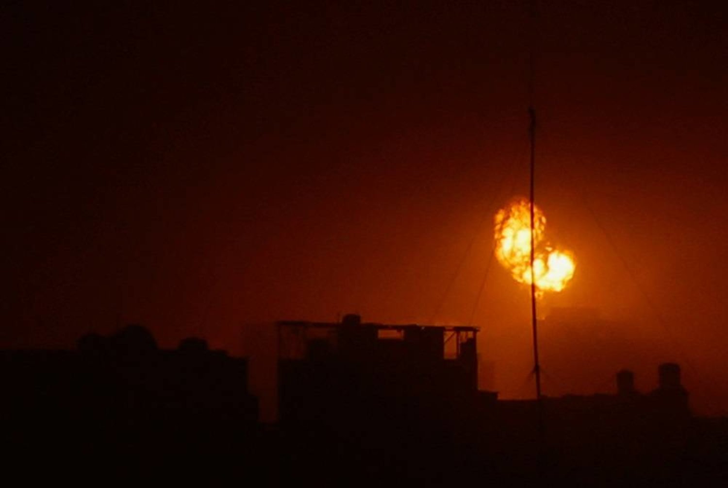  An explosion takes place during Israeli air strikes over Gaza, amid the ongoing conflict between Israel and the Palestinian group Hamas, in Khan Younis in the southern Gaza Strip, December 4, 2023. (Reuters)