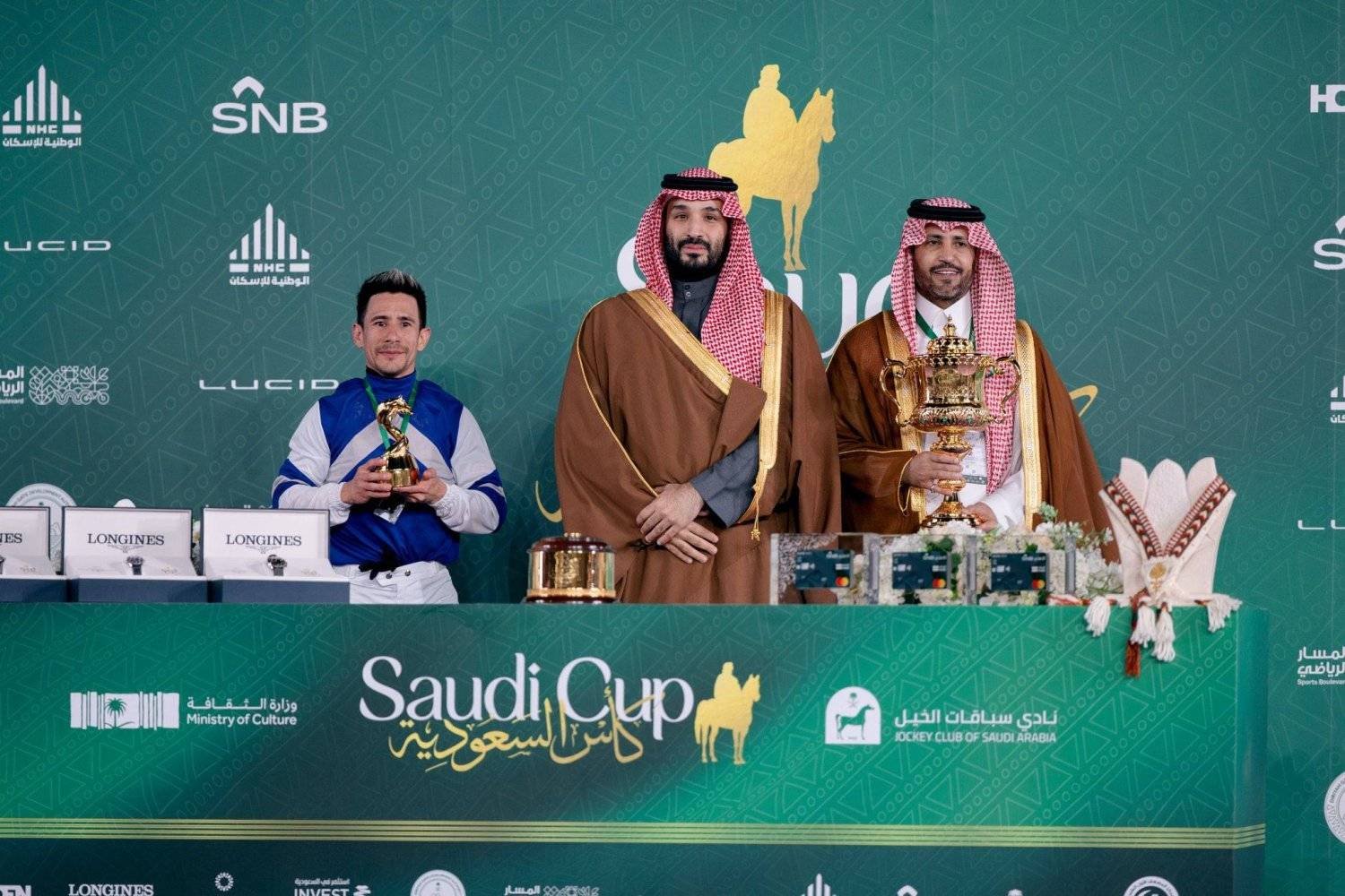 Saudi Crown Prince Mohammed bin Salman bin Abdulaziz crowned Sharaf Al-Hariri, owner of the horse “Senor Buscador,” winner of the “Saudi Cup” at the King Abdulaziz Equestrian Arena in Riyadh (Asharq Al-Awsat)