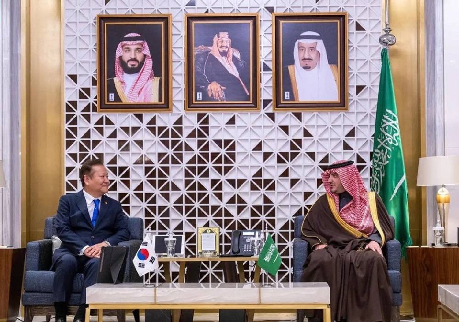 Saudi Minister of Interior Prince Abdulaziz bin Saud bin Naif bin Abdulaziz receives South Korean Minister of Interior and Safety Lee Sang-min in Riyadh on Monday. (SPA)