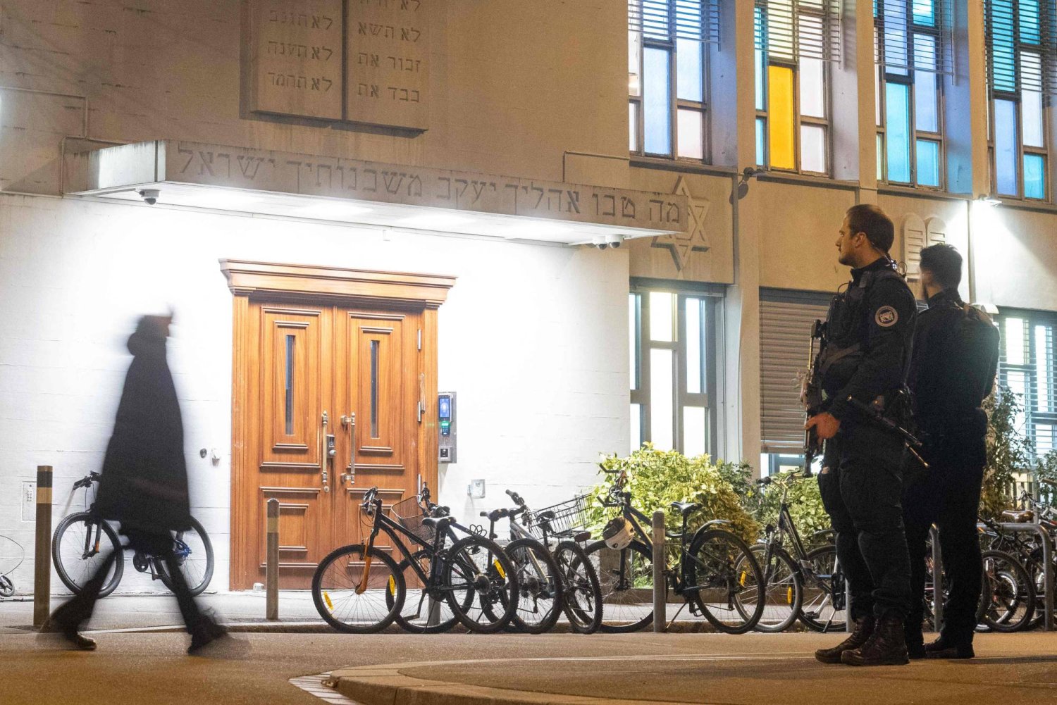 Police officers stand guard at the Synagoge Agudas Achim in Zurich, on March 3, 2024, after an Orthodox Jewish man was stabbed, late on March 2, 2024. (Photo by ARND WIEGMANN / AFP)