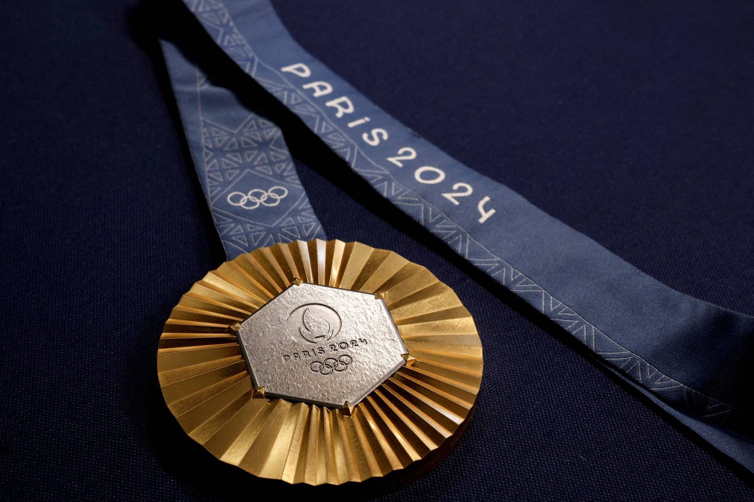 FILE PHOTO: Paris 2024 Olympics Medal Preview - Chaumet, Paris, France - February 1, 2024 A Paris 2024 Olympic Games gold medal is seen on display at Chaumet jewelry REUTERS/Benoit Tessier/File Photo/File Photo