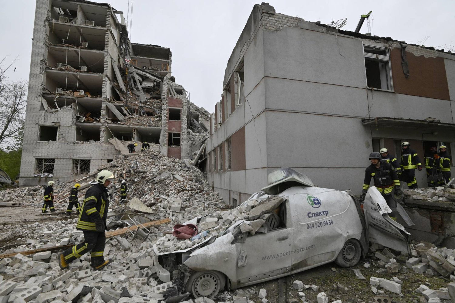 17 April 2024, Ukraine, Chernihiv: Rescuers are seen at a destroyed building following a missile attack by the Russian army. Photo: Sergei Chuzavkov/SOPA Images via ZUMA Press Wire/dpa