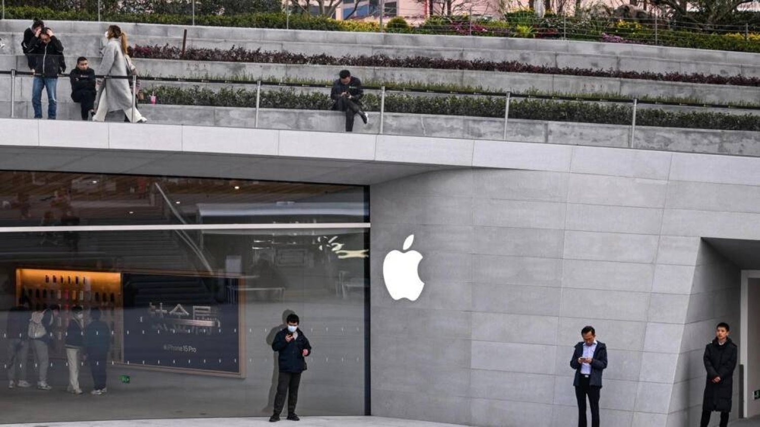 China is a key market for Apple, which last year topped the country's smartphone market for the first time. Hector RETAMAL / AFP
