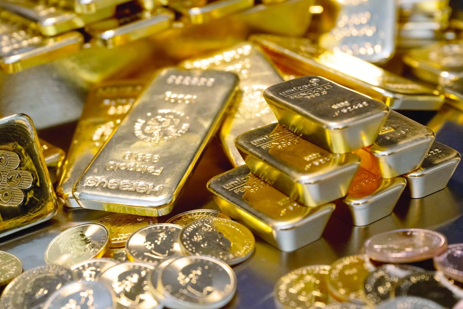 FILED - 16 March 2023, Bavaria, Munich: Gold bars and gold coins of different sizes lie in a safe on a table at the precious metal dealer Pro Aurum. Photo: Sven Hoppe/dpa