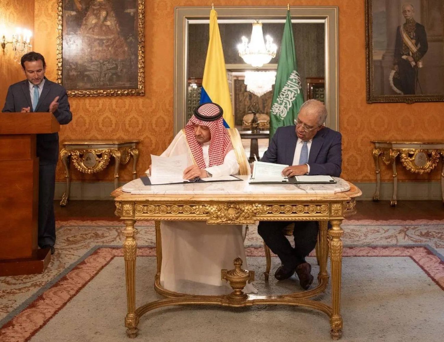Saudi Vice Minister of Foreign Affairs Waleed bin AbdulKarim El-Khereiji and the Vice Minister of Foreign Affairs of Colombia Francisco José Coy Granados. (SPA)