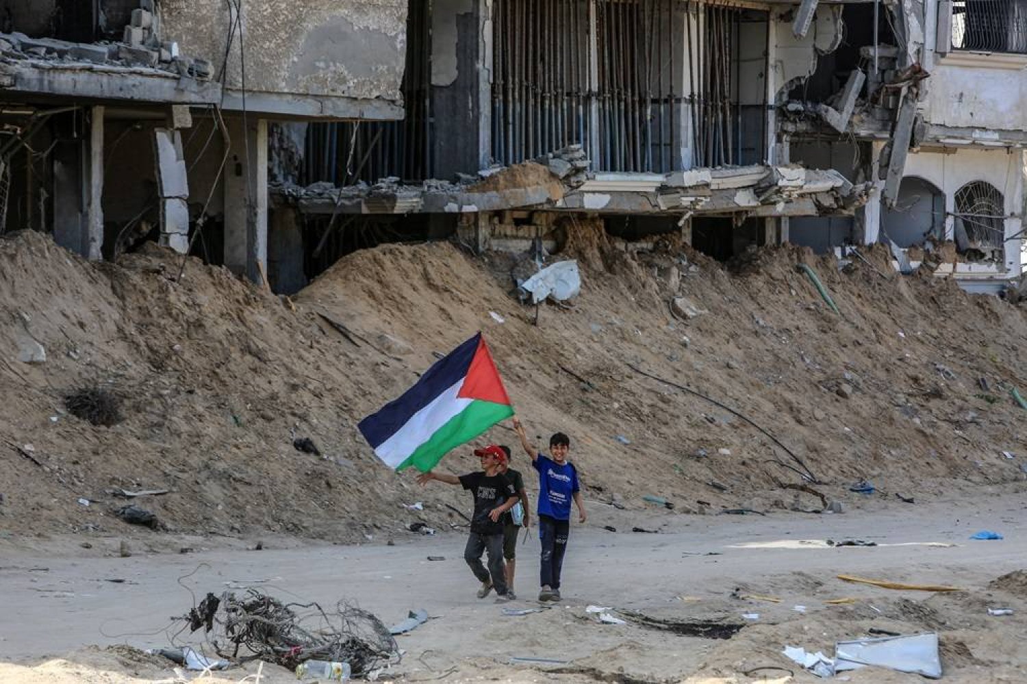  19 April 2024, Palestinian Territories, Khan Younis: Palestinians inspect the largely destroyed homes and roads after the Israeli army withdrew from the town of Abasan, east of the city of Khan Younis in the southern Gaza Strip. (dpa)