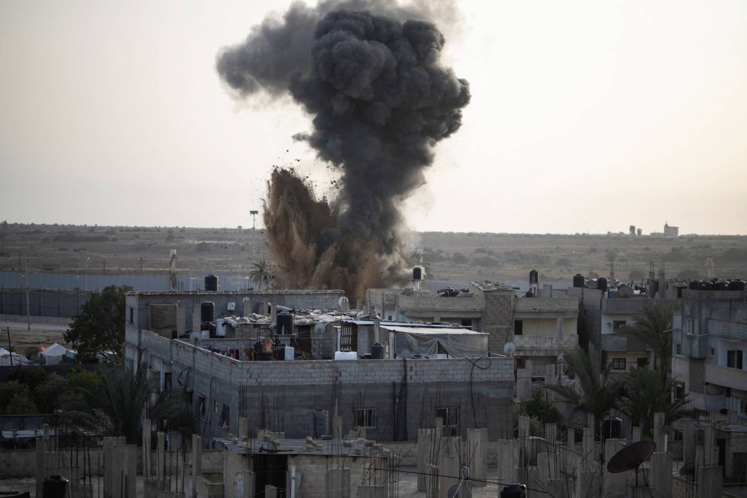 Smoke rises following Israeli strikes, amid the ongoing conflict between Israel and the Palestinian group Hamas, in Rafah, in the southern Gaza Strip April 22, 2024. REUTERS/Mahdy Zourob