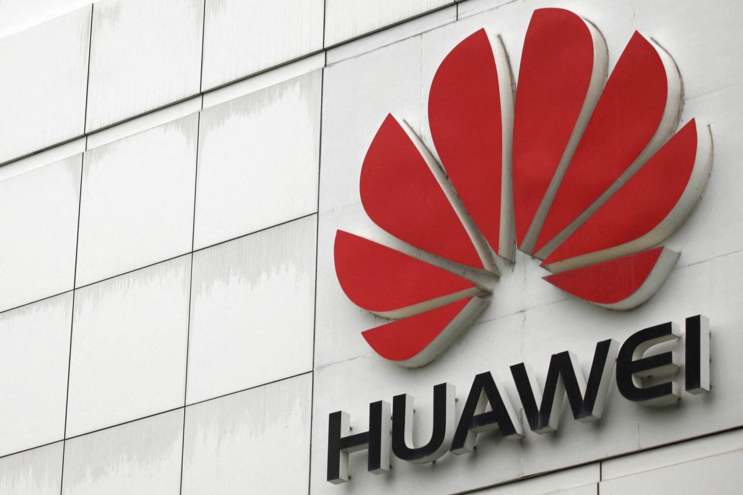 FILE PHOTO: The logo of the Huawei Technologies Co. Ltd. is seen outside its headquarters in Shenzhen, Guangdong province, April 17, 2012. REUTERS/Tyrone Siu/File Photo