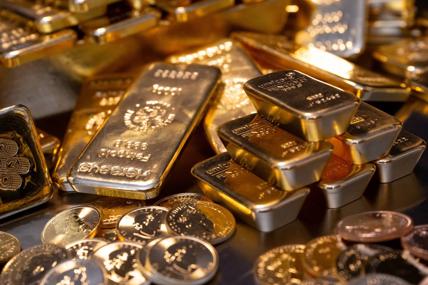 FILED - 16 March 2023, Bavaria, Munich: Gold bars and gold coins of different sizes lie in a safe on a table at the precious metal dealer Pro Aurum. Photo: Sven Hoppe/dpa