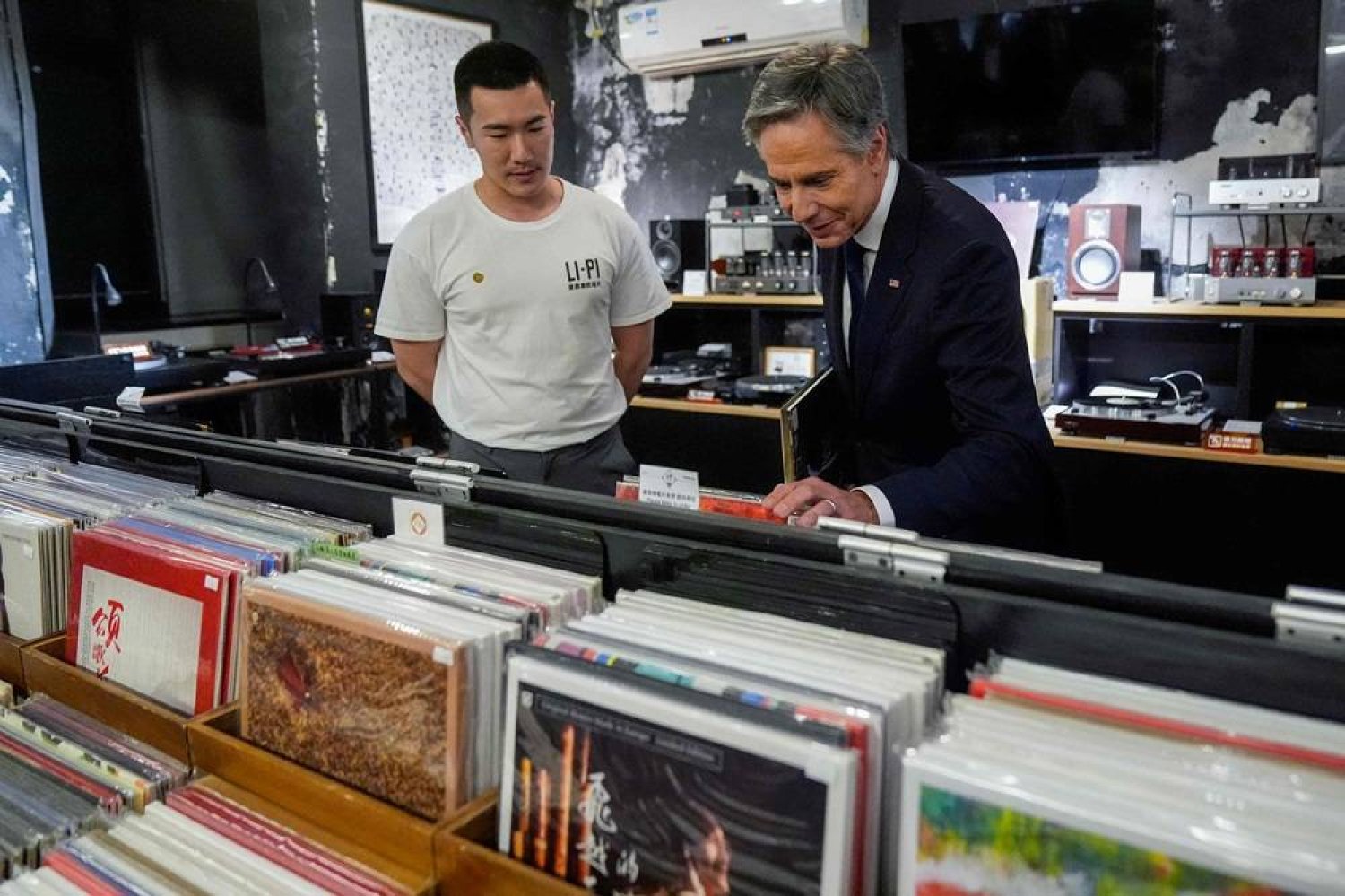  US Secretary of State Antony Blinken (R) talks with Yuxuan Zhou during a visit to Li-Pi record store in Beijing on April 26, 2024. (AFP)
