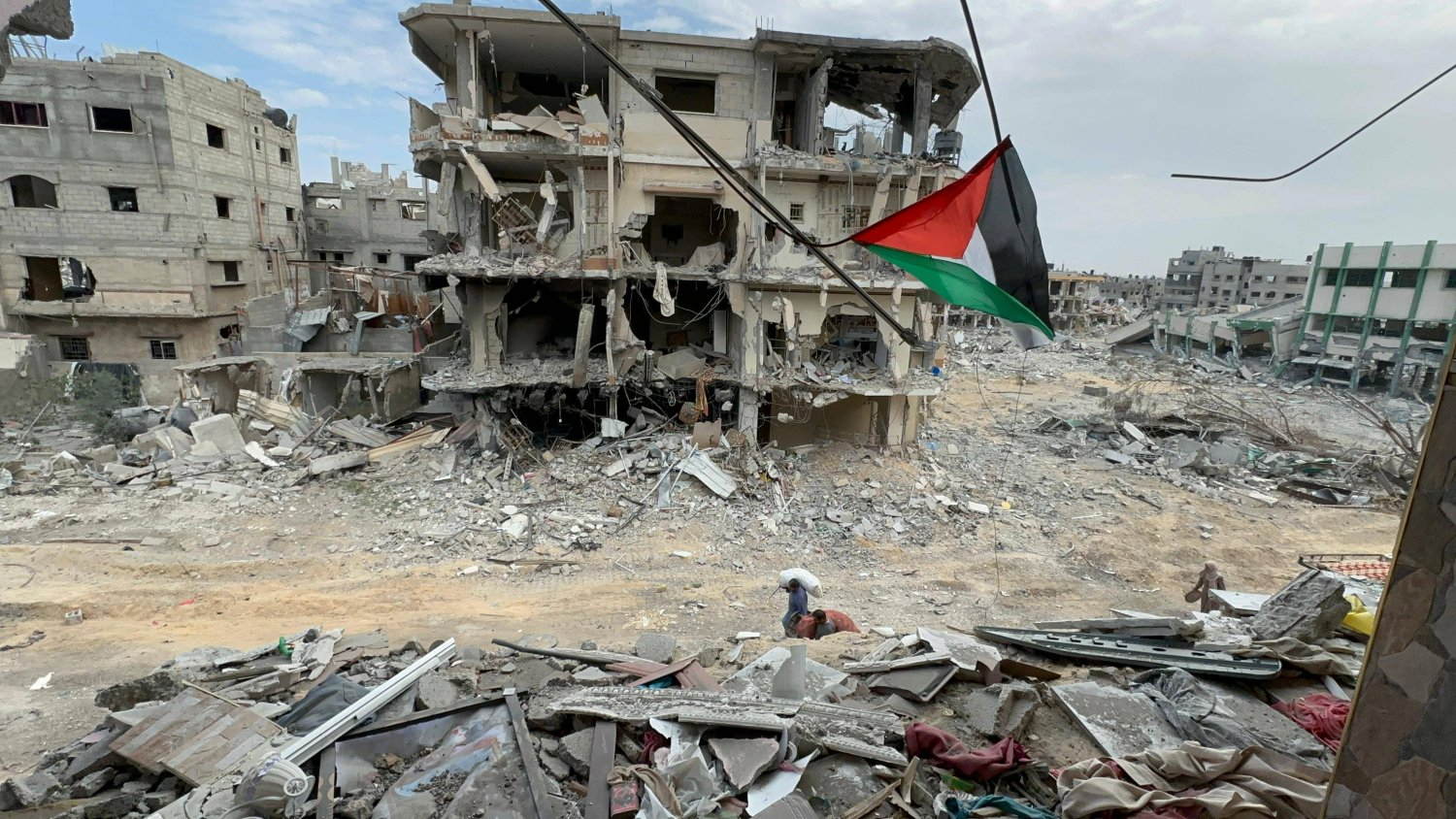 Debris of more than 400,000 buildings have completely or partially filled the Gaza Strip (Arab World Press)