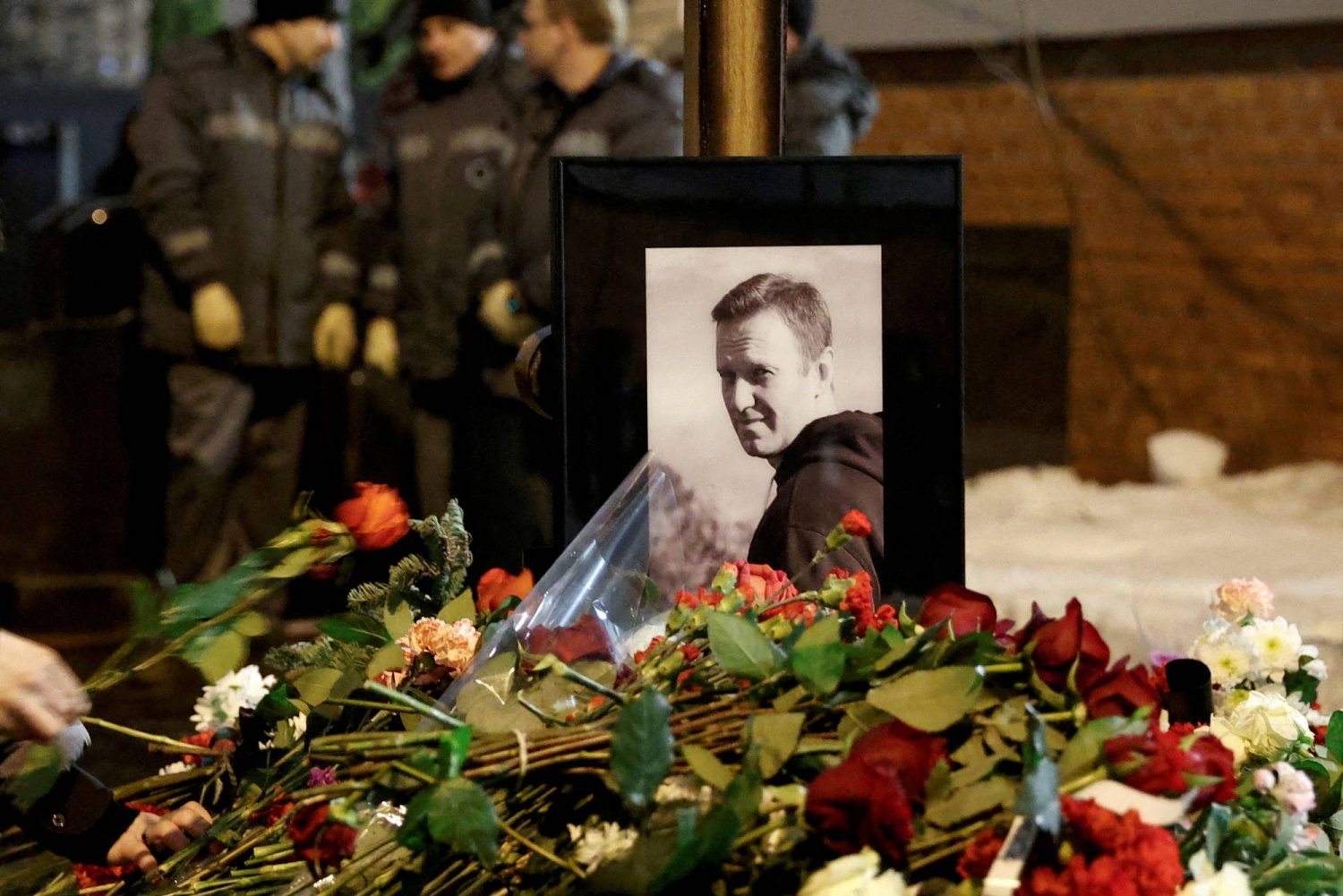 FILE PHOTO: People lay flowers at the grave of Russian opposition politician Alexei Navalny following his funeral at the Borisovskoye cemetery in Moscow, Russia, March 1, 2024. REUTERS/Stringer/File Photo/File Photo