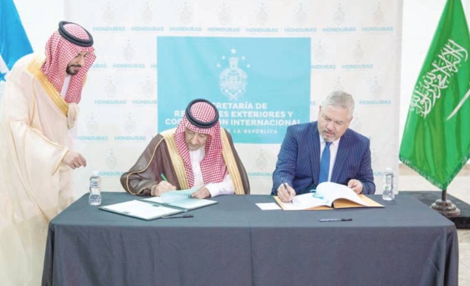 Saudi Deputy Minister of Foreign Affairs Waleed Elkhereiji and his Honduran counterpart Enrique Reyna sign cooperation framework agreement between their countries. (SPA) 