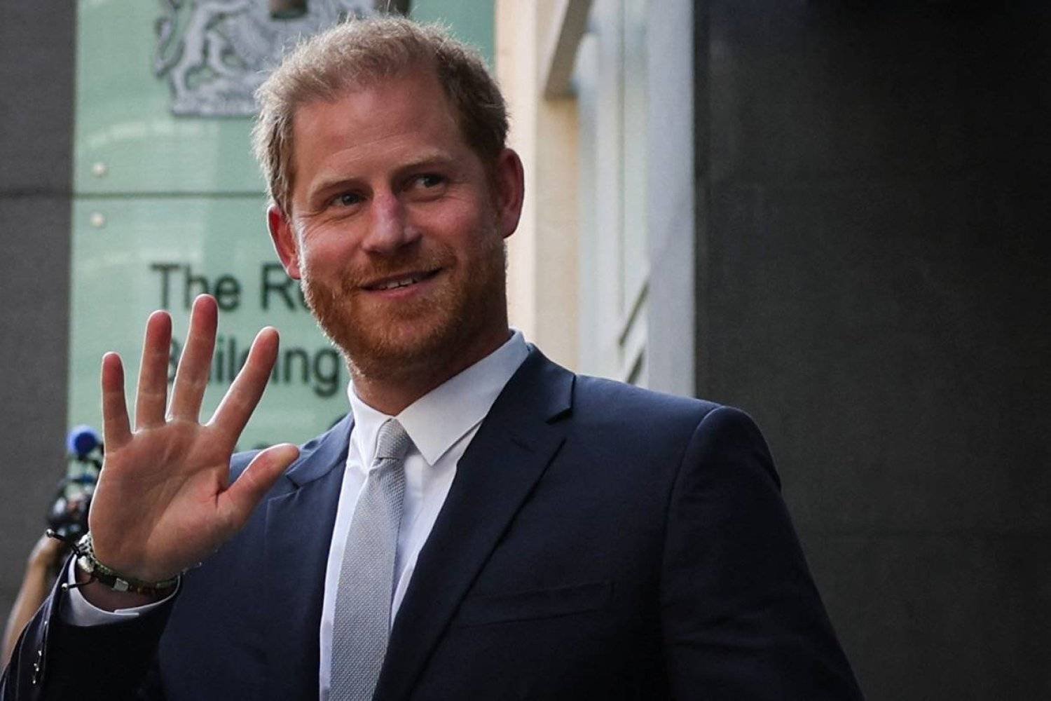 (FILES) Britain's Prince Harry, Duke of Sussex, waves as he leaves the Royal Courts of Justice, Britain's High Court, in central London on June 7, 2023. (Photo by Adrian DENNIS / AFP)
