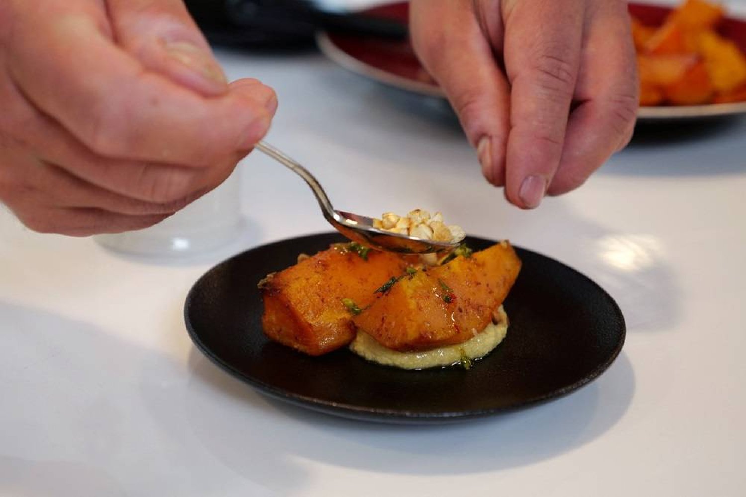  Charles Guilloy, the executive chef for the Paris 2024 Olympic Games, prepares one of the recipes that will be available at the athletes' village during the Paris 2024 Olympic and Paralympic Games, during a press presentation in Paris, France, April 30, 2024. (Reuters)
