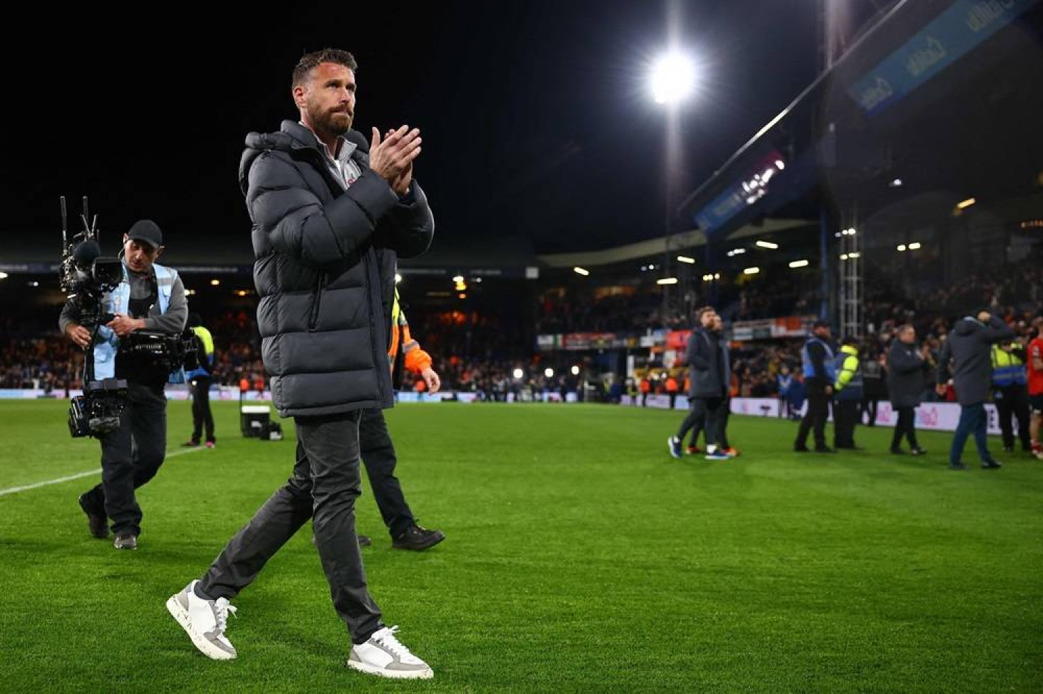 Luton Town's Welsh manager Rob Edwards applauds fans on the pitch after the English Premier League football match between Luton Town and Everton at Kenilworth Road in Luton, north of London on May 3, 2024. (AFP)