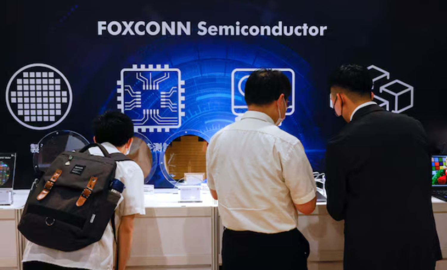 Foxconn shareholders look at wafers on display after the annual shareholder meeting in New Taipei City, Taiwan May 31, 2023. REUTERS/Ann Wang/File Photo Purchase Licensing Rights