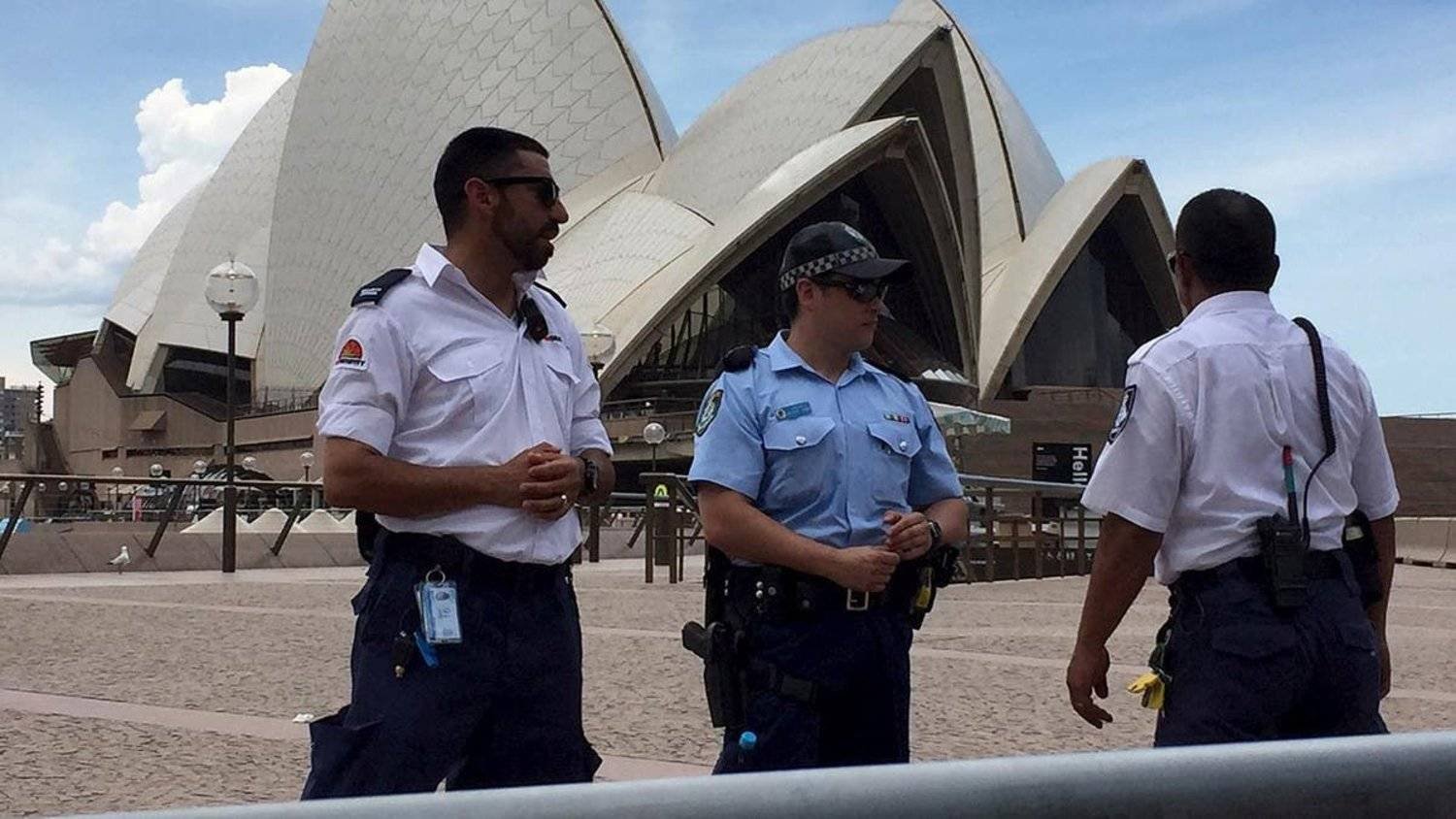 Police and security staff stand in front of the Sydney Opera House on January 14, 2016. (File photo: Reuters)
