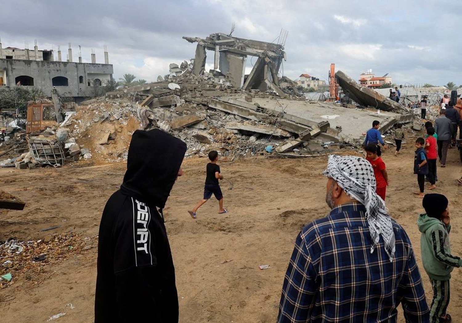  Palestinians gather as rescuers search for casualties under the rubble of a house destroyed in an Israeli strike, amid the ongoing conflict between Israel and Hamas, in Rafah, in the southern Gaza Strip May 6, 2024. (Reuters)