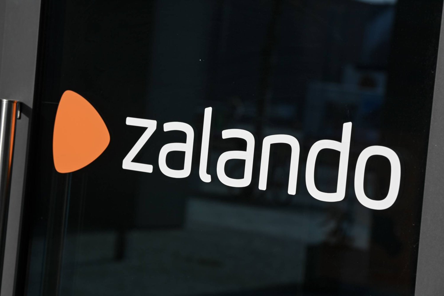 FILED - 03 March 2021, Berlin: The logo of online retailer Zalando is pictured on the Zalando Campus at Mercedes-Platz in Berlin. Photo: Jens Kalaene/ZB/dpa
