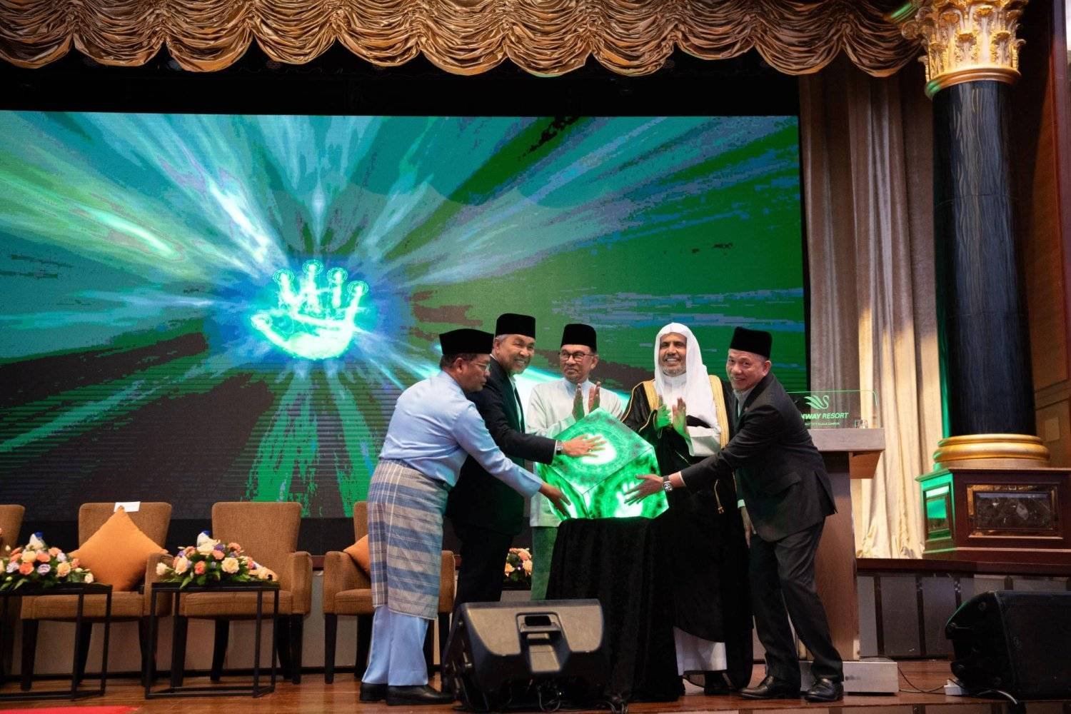 Al-Issa, the Prime Minister of Malaysia and his two deputies during the launch of the Religious Leaders Conference in Kuala Lumpur (Asharq Al-Awsat)